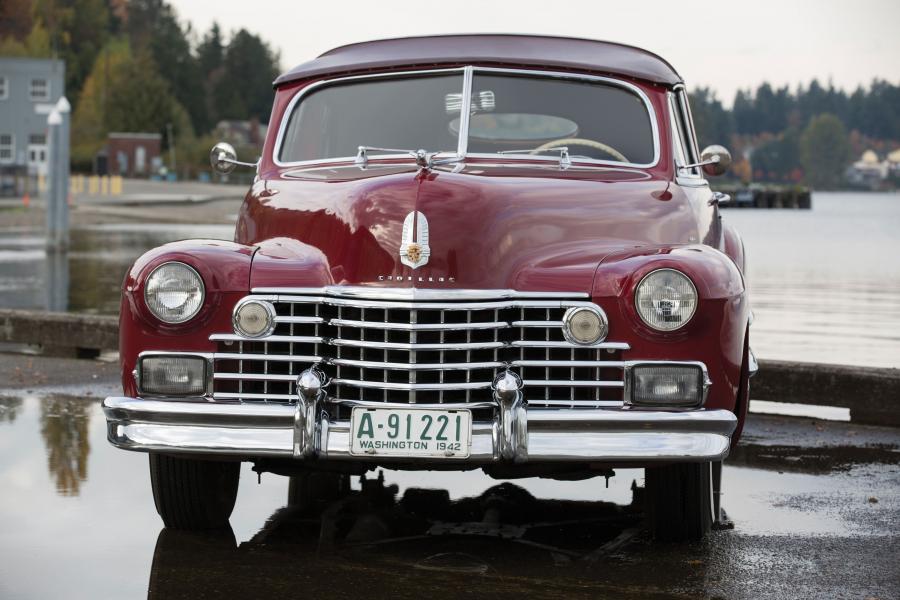  Cadillac Series 60 Special Town Brougham by Derham 1942 года  (фото 3 из 22)